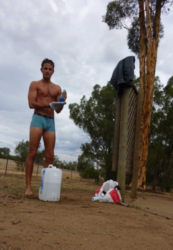 Bidon d'eau pour se laver pendant un road trip 