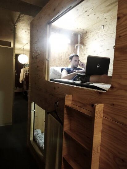 hotel capsule en bois à Tokyo