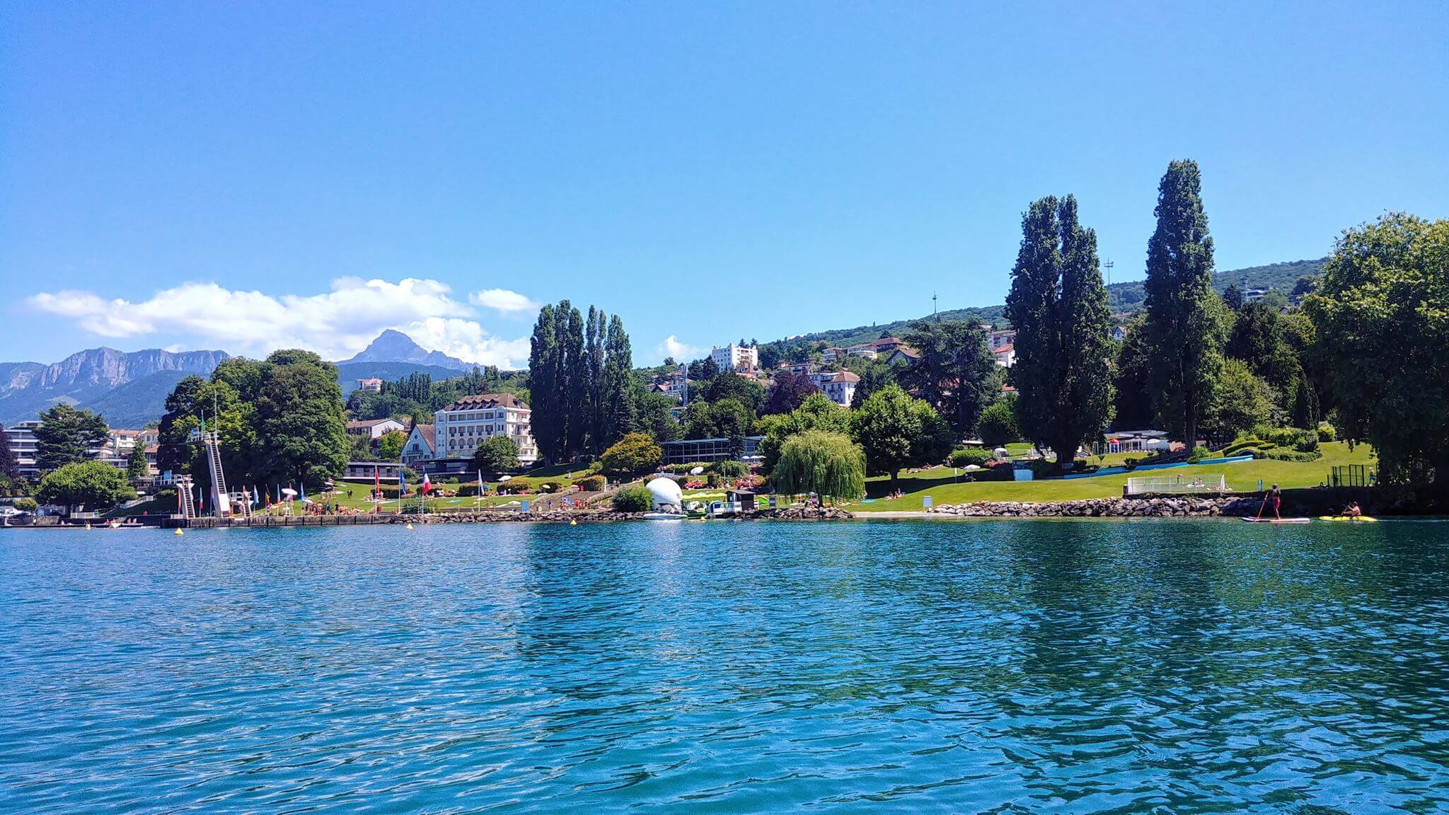 piscine Evian vue du lac